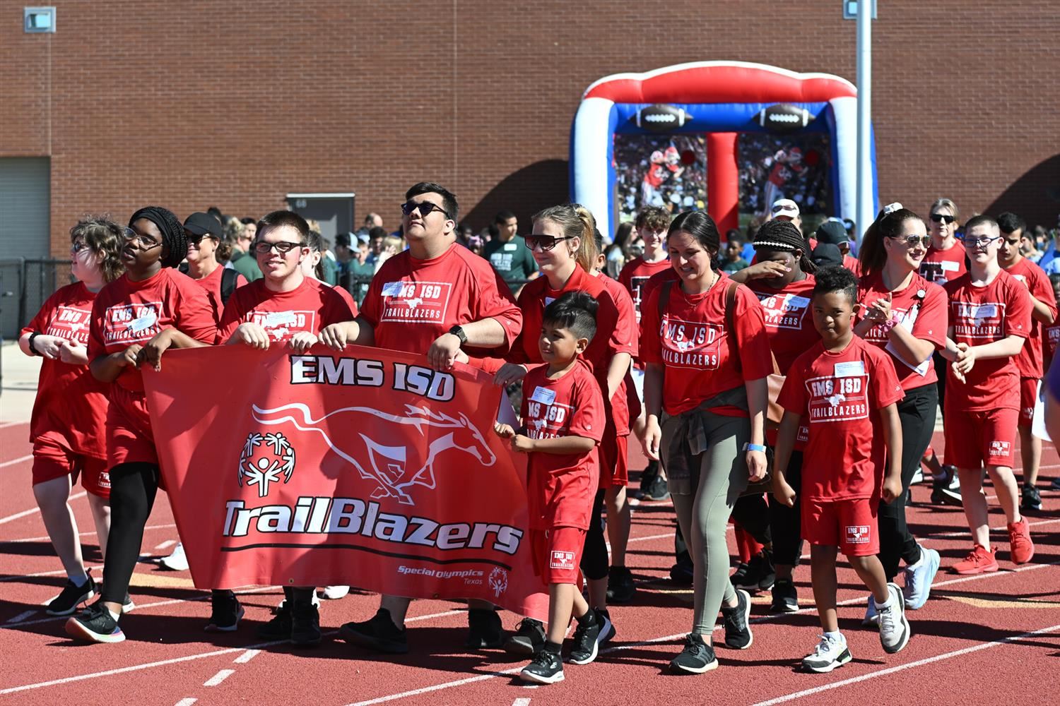 TrailBlazers group picture on the track